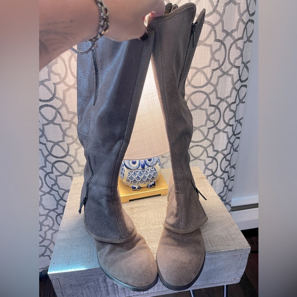 Gorgeous tall tan/grey boots